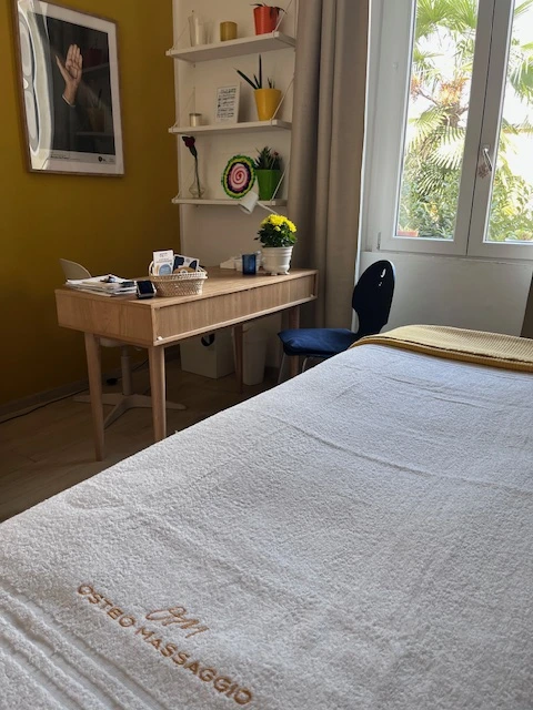 Lettino pronto per il trattamento nello studio di Milano